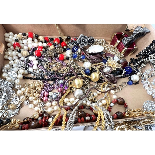 678 - A selection of dress bags and costume jewellery