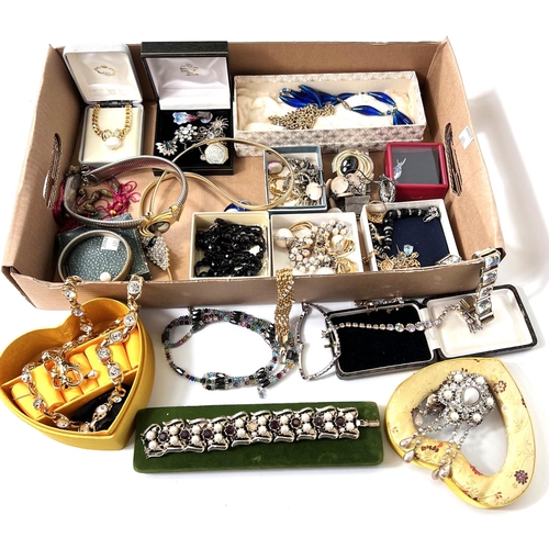 680 - A quantity of costume jewellery 