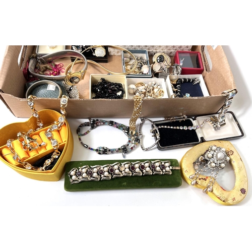 680 - A quantity of costume jewellery 