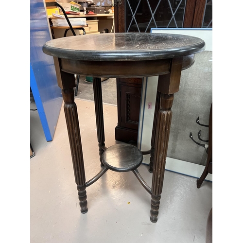 990 - An Edwardian 2 tier plant stand with reeded and bobbin turned legs