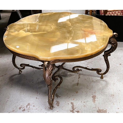 979 - A circular onyx and gilt coffee table