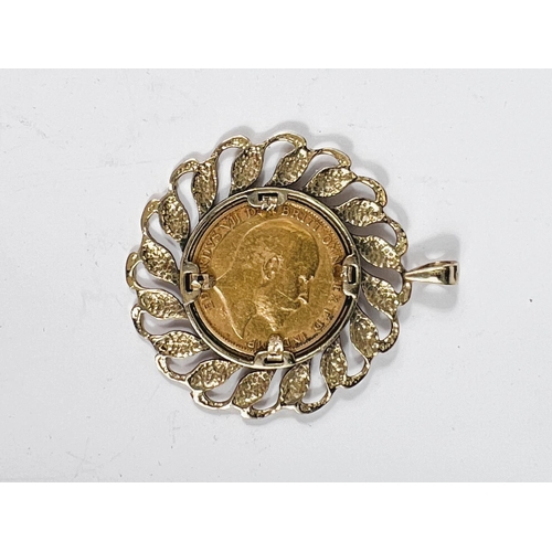 687 - An Edwardian half sovereign in yellow metal clip mount, mount unmarked, tests as c. 9ct, 8.5gm