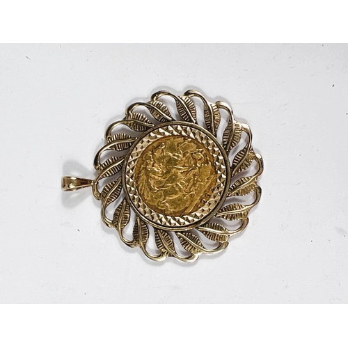 687 - An Edwardian half sovereign in yellow metal clip mount, mount unmarked, tests as c. 9ct, 8.5gm