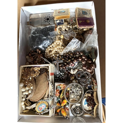 181 - A selection of costume jewellery etc