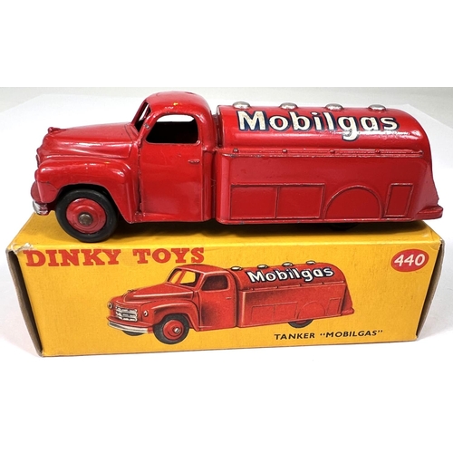 369 - DINKY TOYS: 440 Tanker 'Mobilgas' in red with red hubcaps in original box