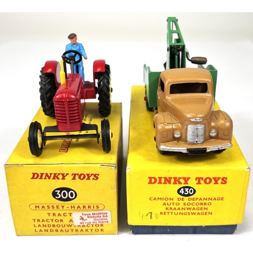 373 - DINKY TOYS: 430 Breakdown Lorry Commer Chassis Dinky Service in tan and green red hubcaps in origina... 