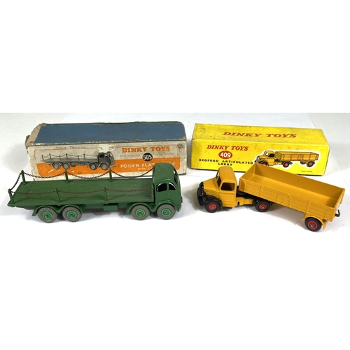 403 - DINKY TOYS: 409 Bedford Articulated Lorry, yellow with box; 505 Foden Flat Truck with Chains in dark... 