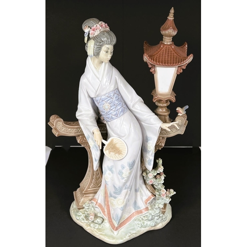 502 - A large Lladro figure, Mariko Japanese Geisha Lamplight figure No. 01001421' a girl in a Geisha dres... 