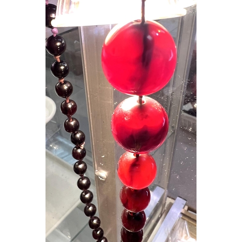 702 - A string of cherry beads, 75g