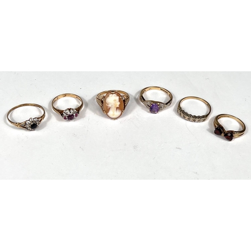 711 - Six 9ct gold rings, one cameo, others with coloured stones, 11.1gm