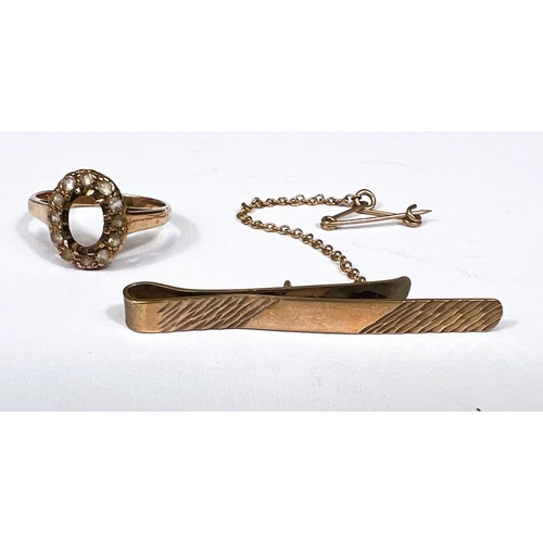 743 - A 9ct hallmarked gold tie clip; a yellow metal dress ring st. 9ct (stone missing), 4gm