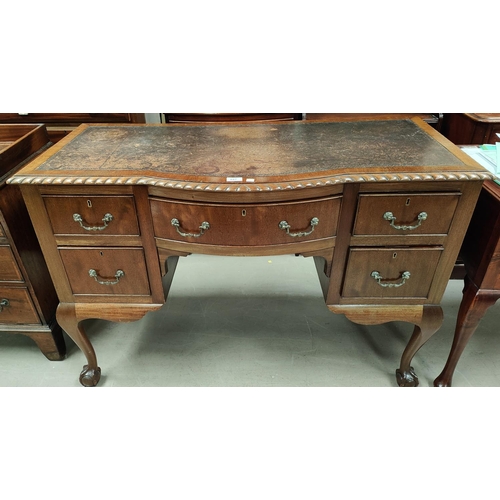 847 - A mid 20th century mahogany kneehole desk in the Georgian style with gadrooned rim and 5 drawers, on... 