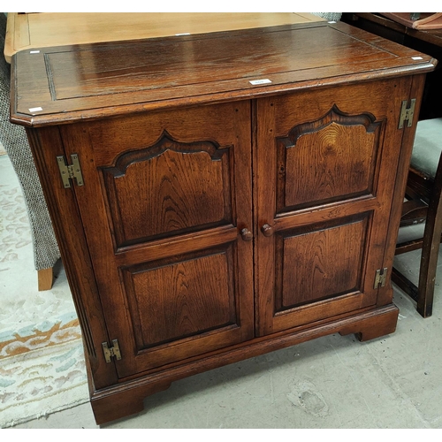 869 - An 18th century style distressed oak hostess trolley in the manner of Titchmarsh & Goodwin enclo... 