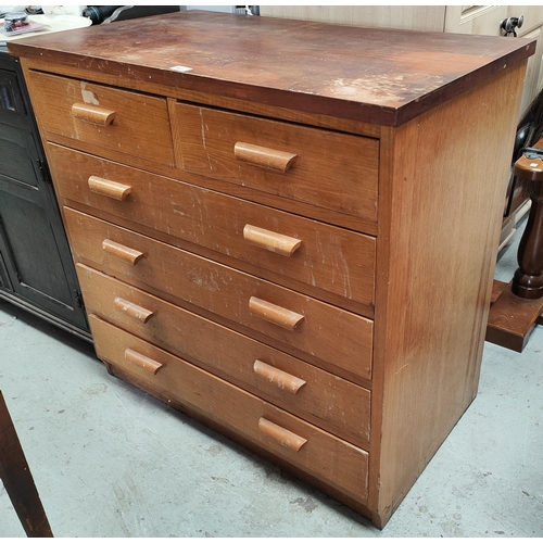 882 - A 20th century good quality chest of four long, 2 short drawers with curved handles, stained op, 91 ... 