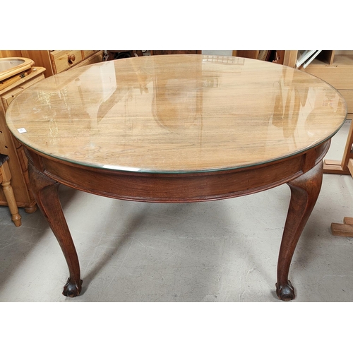 892 - A large 19th century Georgian style oak circular dining table on four cabriole legs with ball and cl... 