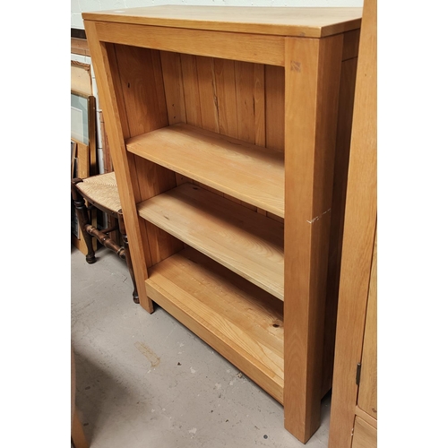 900 - A light oak bookcase 3 height, 121 x 90 x 34cm