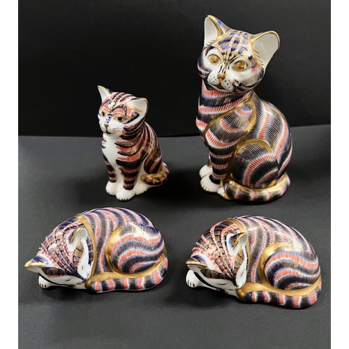 570 - A Royal Crown Derby cat and 3 kittens, with stoppers