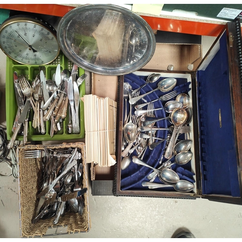 105B - A selection of silver plated cutlery in oak beaded canteen other metalware