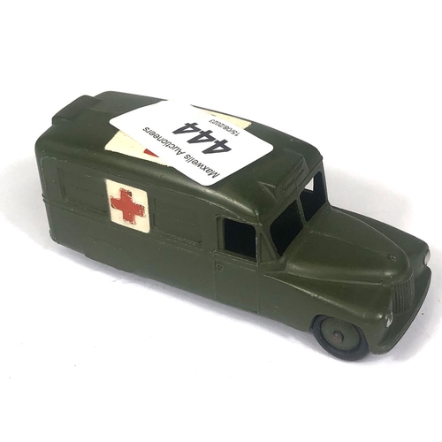 444 - DINKY TOYS: 30hm Daimler Military Ambulance, 615 Military Jeep with attached Howitzer gun, 30S Milit... 