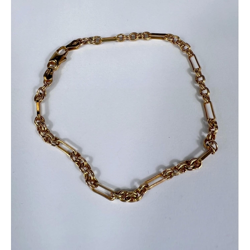 688 - A hallmarked 9ct gold bracelet formed from alternating long and triple links  4.1 gm