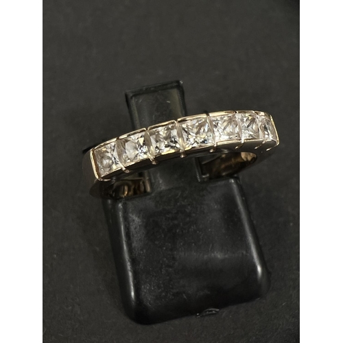 746B - A seven stoe diamond half ternity ring stamped '375'; a 9 carat hallmarked gold ring set with7 clear... 