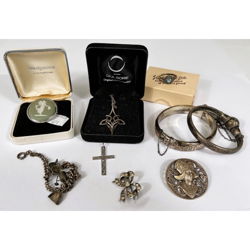 671 - A selection of silver and white metal jewellery