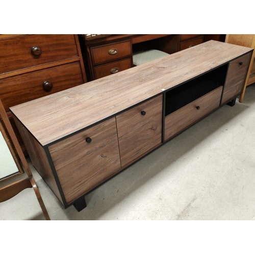 913 - A modern lowline wall unit in wood effect with double cupboard, open shelf and drawers