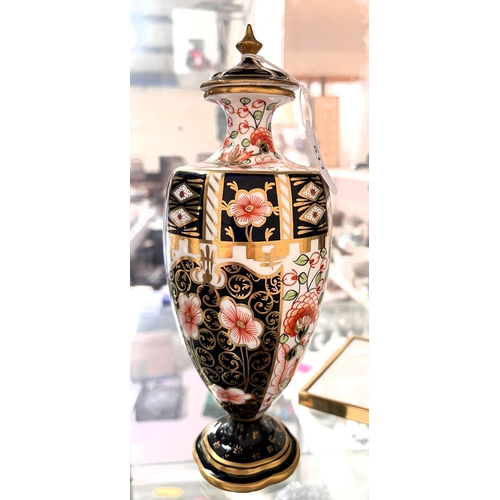 511 - A Royal Crown Derby ovoid pedestal covered Japan pattern vase, ht. 29cm