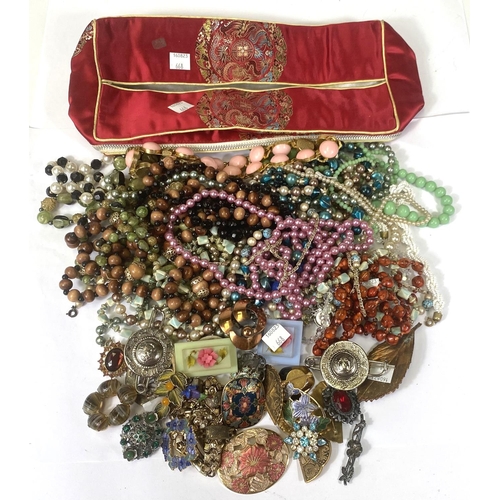 668 - A selection of costume jewellery