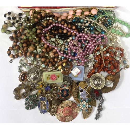 668 - A selection of costume jewellery