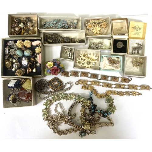 669 - A selection of costume jewellery