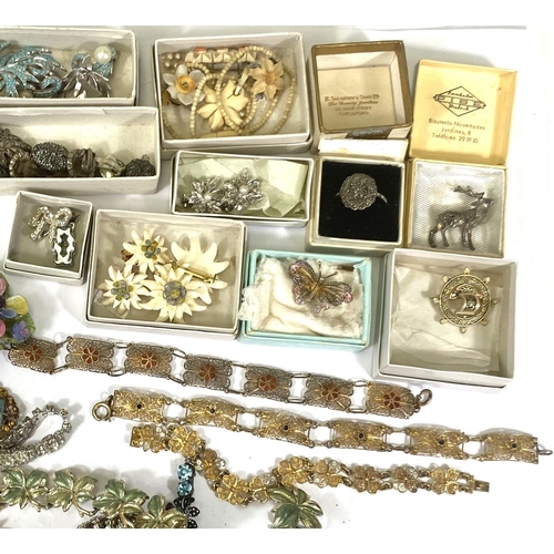 669 - A selection of costume jewellery