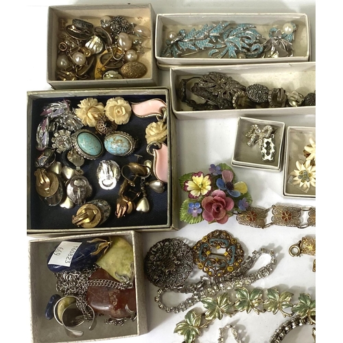 669 - A selection of costume jewellery