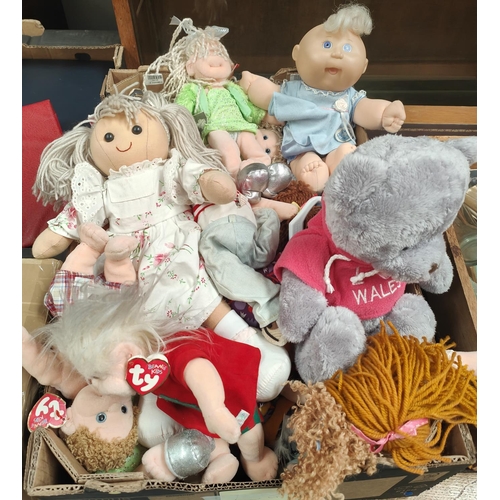 438 - A collection of Beanie babies and other soft toys etc