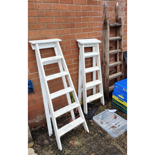 819A - Three vintage decorators ladders for research purposes 