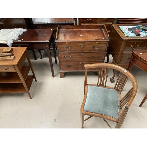 827 - A 19th century Sheraton style bachelors chest of 3 drawers, inlaid and crossbanded, with raised gall... 