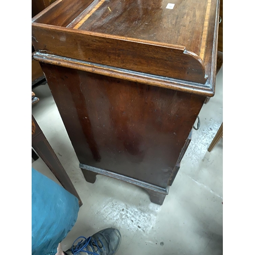 827 - A 19th century Sheraton style bachelors chest of 3 drawers, inlaid and crossbanded, with raised gall... 