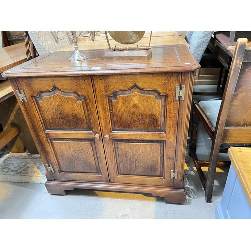 869 - An 18th century style distressed oak hostess trolley in the manner of Titchmarsh & Goodwin enclo... 