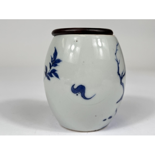 430 - A Chinese blue and white barrel shaped vase with leaf mark to base and wooden lid, ht. 8cm and a Chi... 