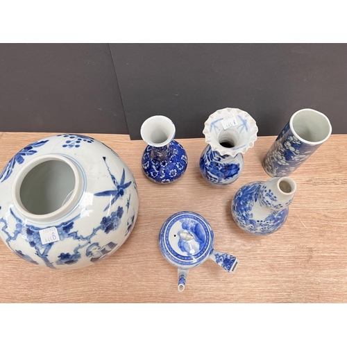 445B - A selection of blue and white Chinese vases, ginger jars etc