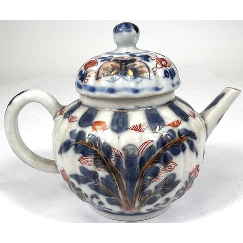 467 - A late 18th/early19th century Chinese small Imari teapot, with gilt highlighted decoration of butter... 