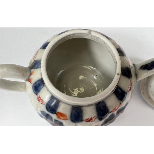 467 - A late 18th/early19th century Chinese small Imari teapot, with gilt highlighted decoration of butter... 