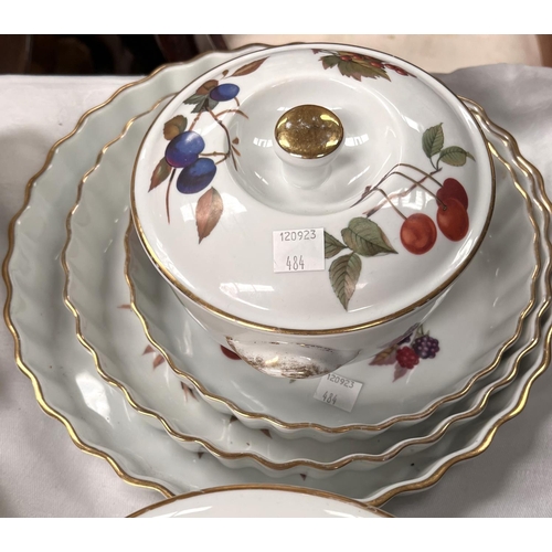 484 - A selection of Royal Worcester Evesham dinner ware, tureen, dishes and similar items, a mid 20th cen... 