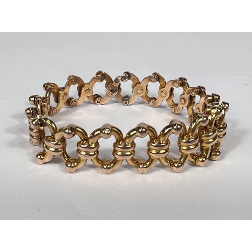 639 - A yellow metal bangle with expanding concertina action, stamped '15', 15.5gm