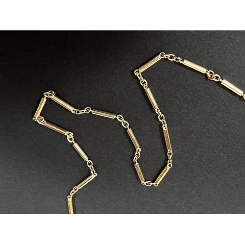 644 - A 9 carat hallmarked gold chain necklace formed from triple rings and elongated links, length 60cm, ... 