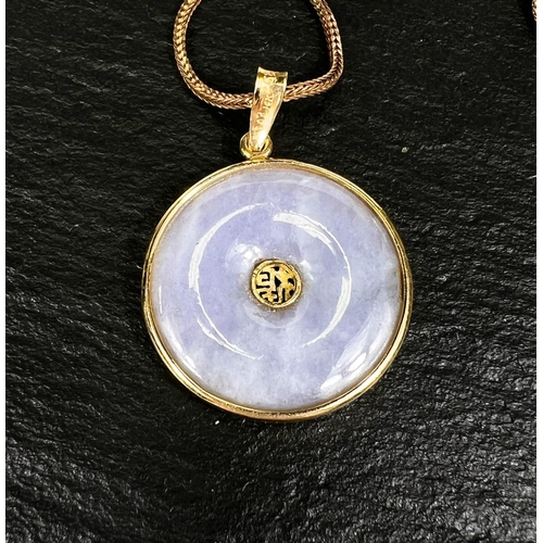 748 - A white jade pendant in yellow metal mount stamped '14k'cwith 9 carat gold chain, weight of chain 4.... 