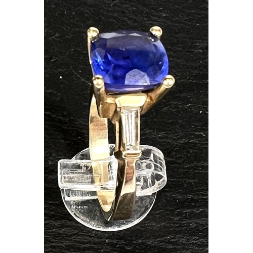 750 - A modern ladies dress ring set square cut tanzanite with diamond baton to each shoulder, the yellow ... 