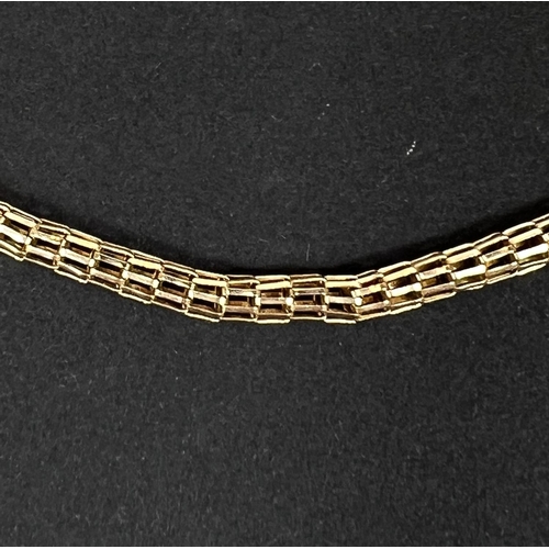 752 - A 9 carat gold necklace of hollow openwork links, 10.8gm (some damage)