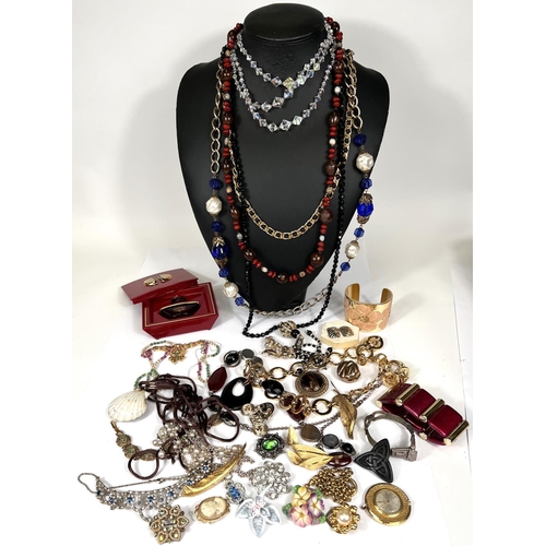 797 - A selection of costume jewellery including diamante gilt brooches and necklaces, crystal and bead ne... 