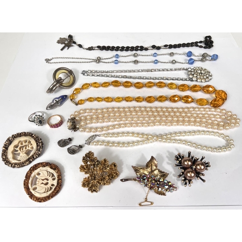 799 - A small selection of vintage costume jewellery including 2 faux pearl necklaces, 2 crystal necklaces... 